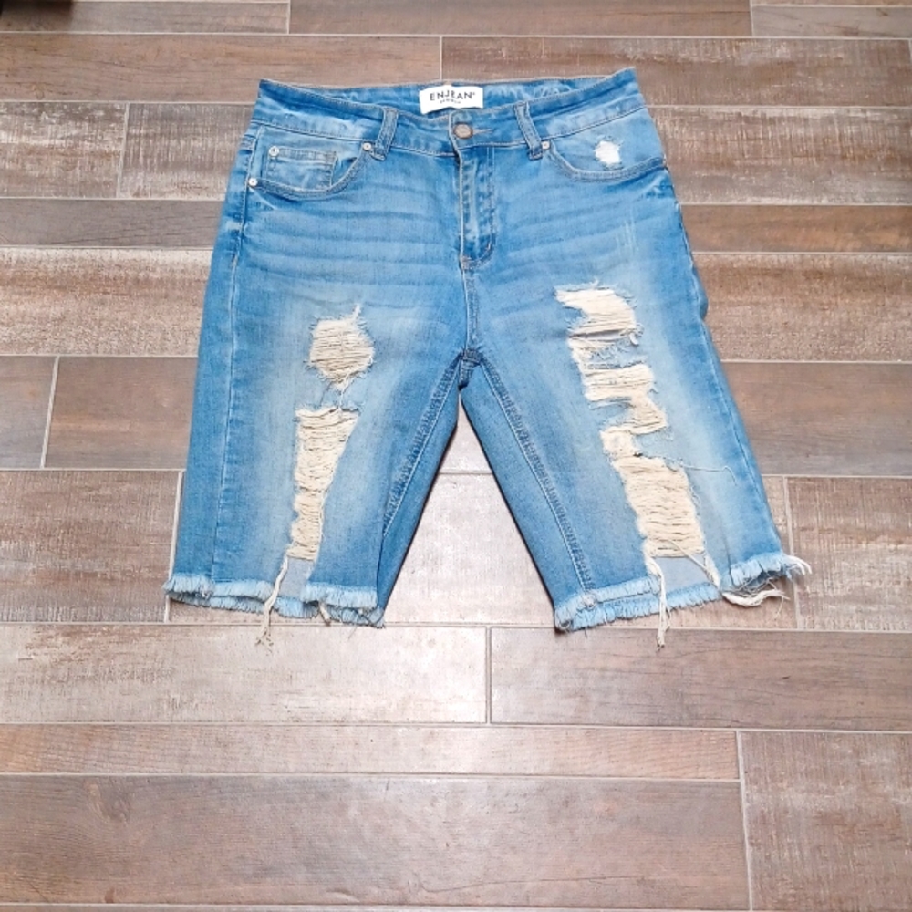 ENJEAN BURMUDA DISTRESSED DENIN SHORTS
